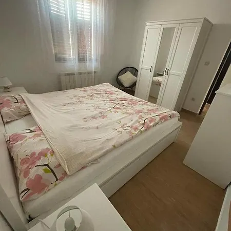 Apartment Charming In Pula